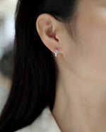 Load image into Gallery viewer, Éclat Solitaire Moissanite Huggie Earrings