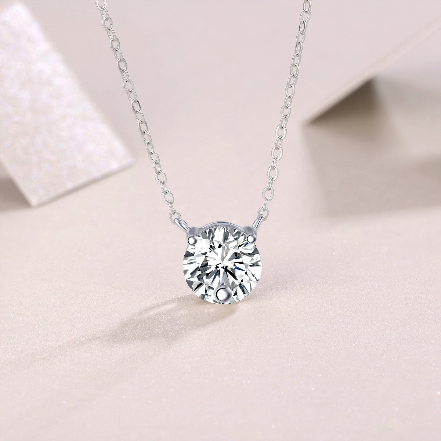 Éclat Léviter Moissanite Necklace