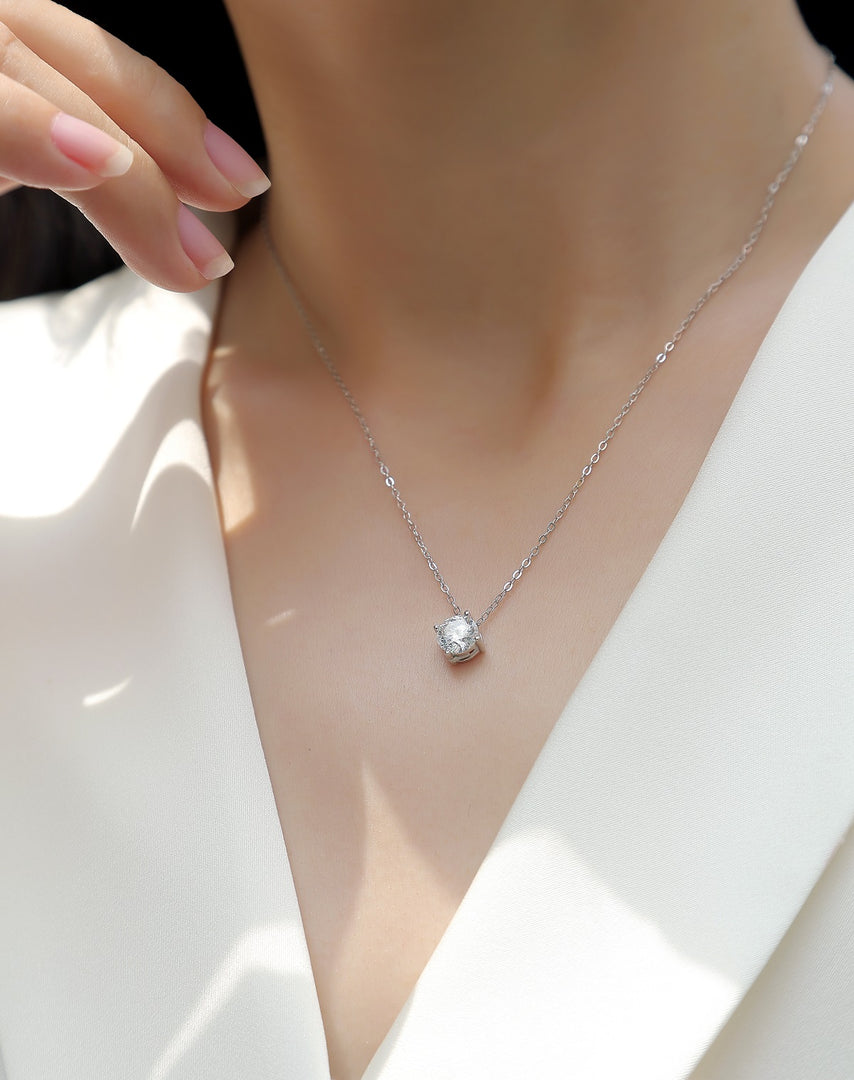 Éclat Classique Moissanite Necklace on a white background