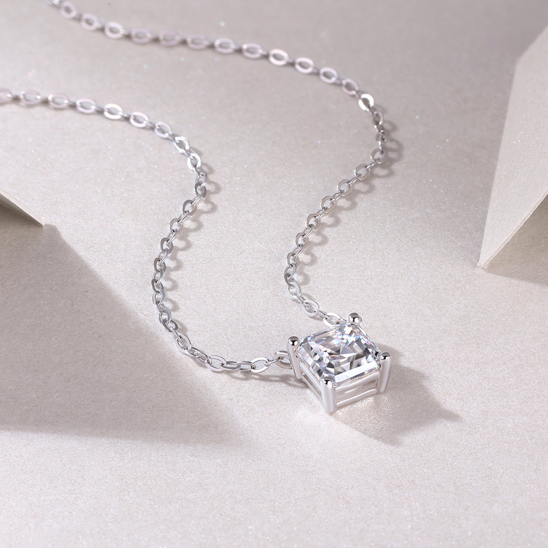 Éclat Cube Moissanite Necklace