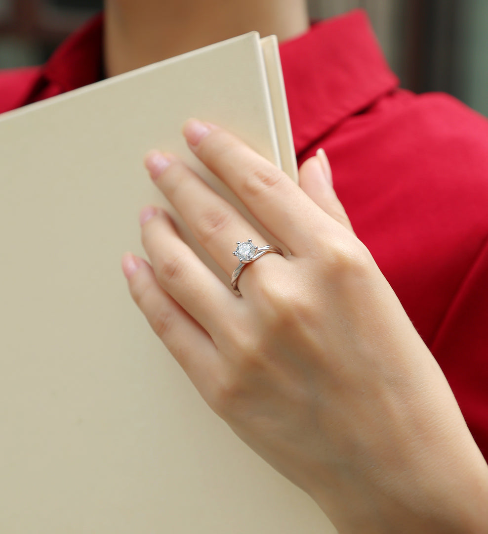 Hand wearing a Éclat Entrelacé Moissanite Ring