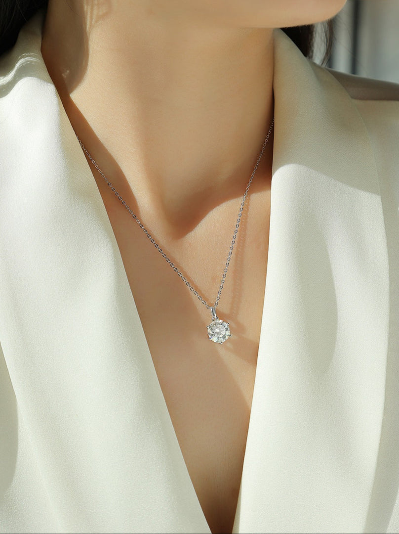 Éclat Pur Moissanite Necklace