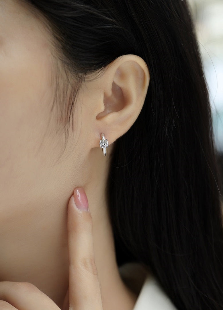 Éclat Solitaire Moissanite Huggie Earrings