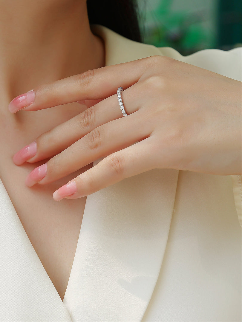 Close-up of a person wearing Élégance Infinie Moissanite Band