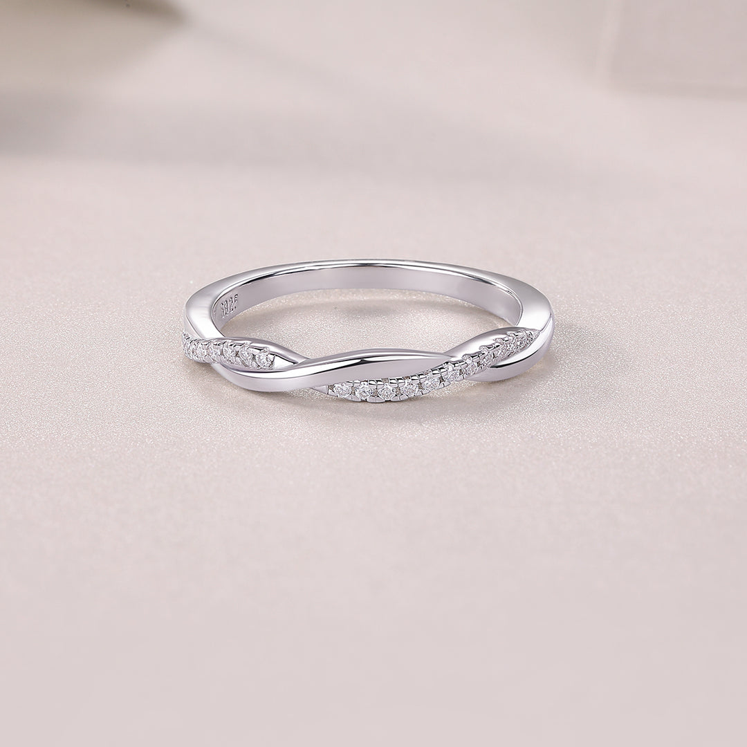 Élégance Twistée Moissanite Band with twist design and pavé-set round-cut moissanite stones.