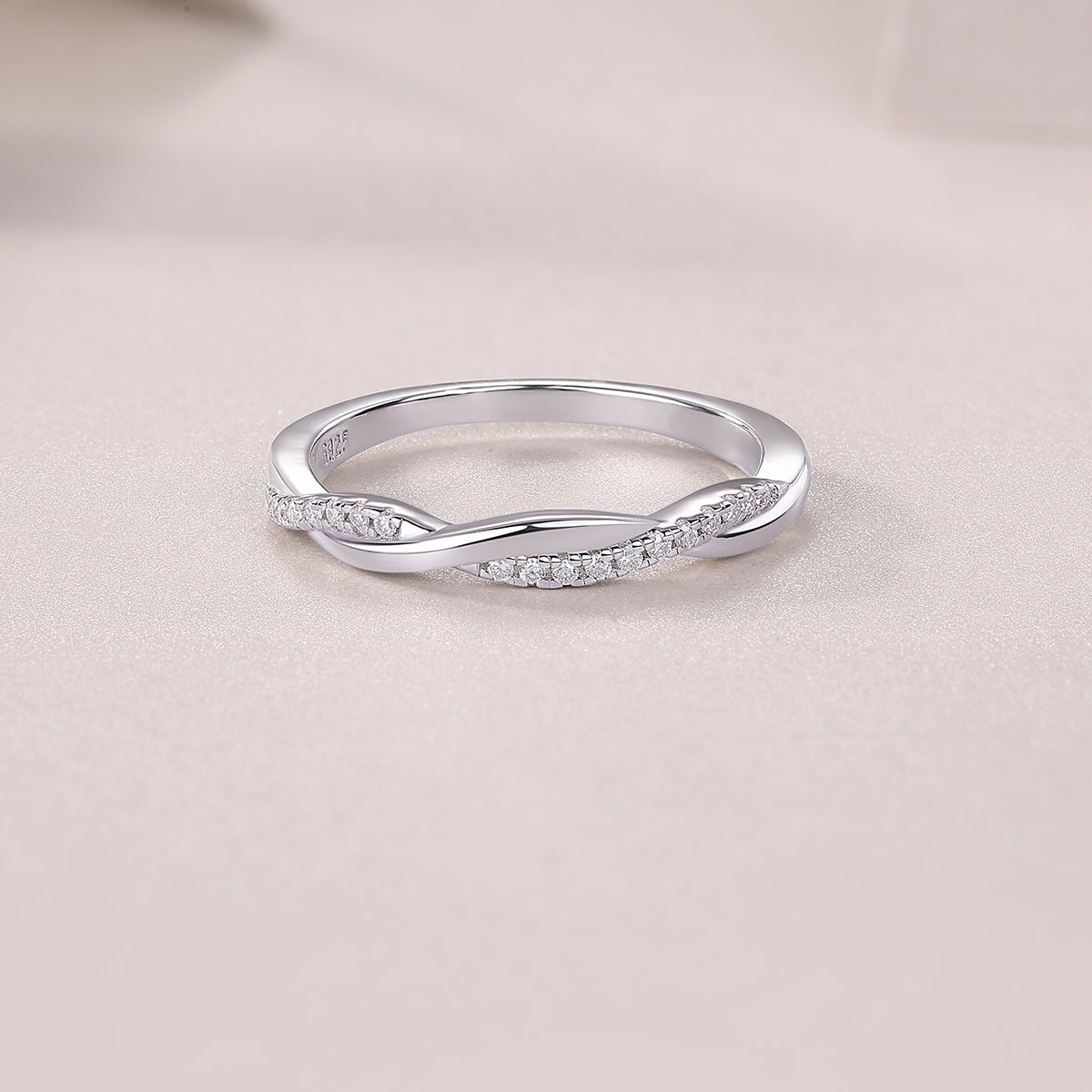 Élégance Twistée Moissanite Band