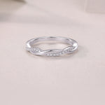 Load image into Gallery viewer, Élégance Twistée Moissanite Band
