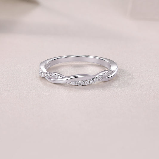 Élégance Twistée Moissanite Band