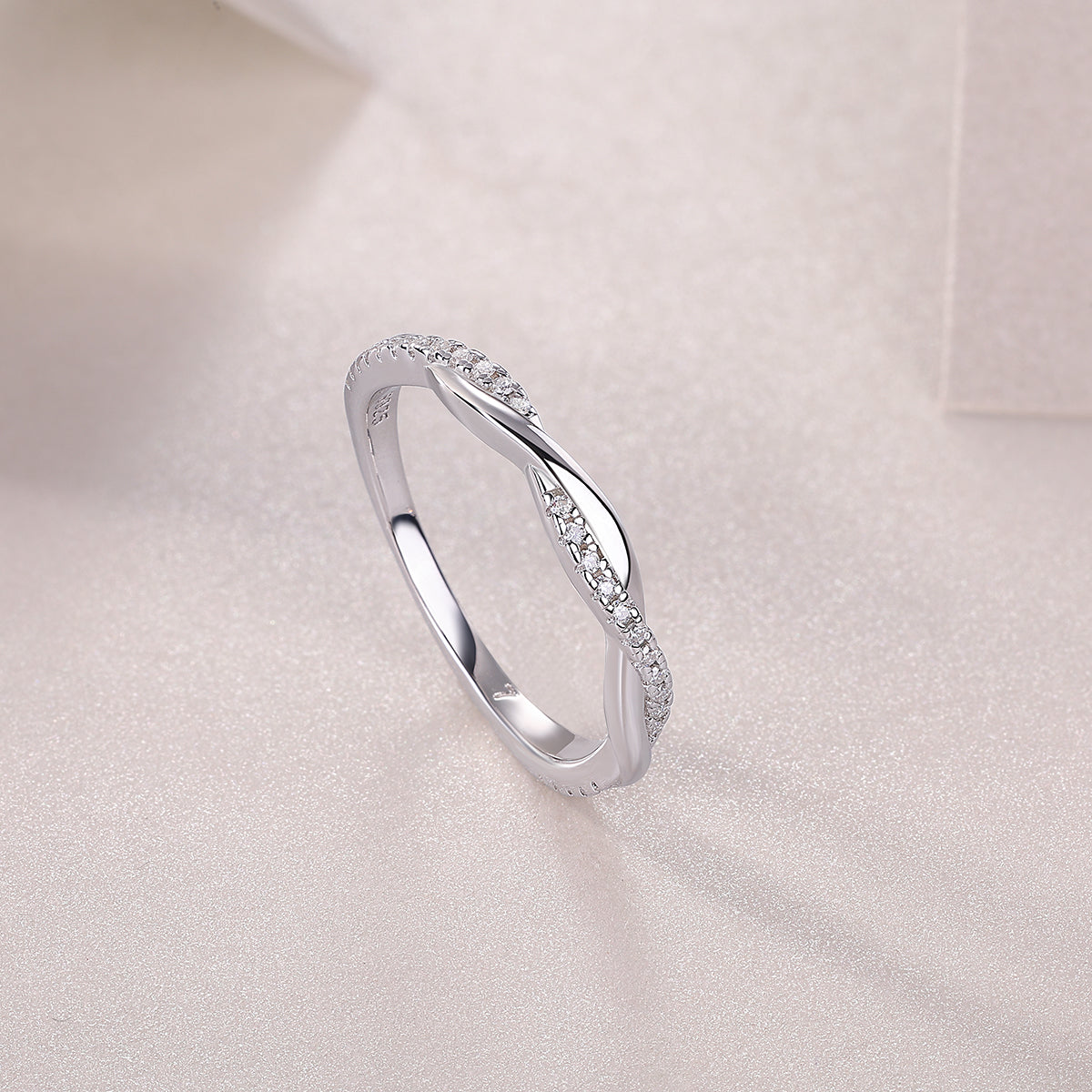 Élégance Twistée Moissanite Band