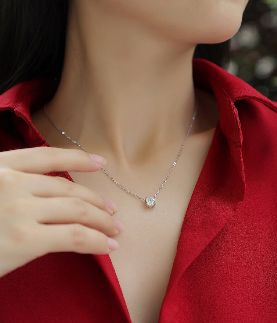 Éclat Essentiel Moissanite Necklace