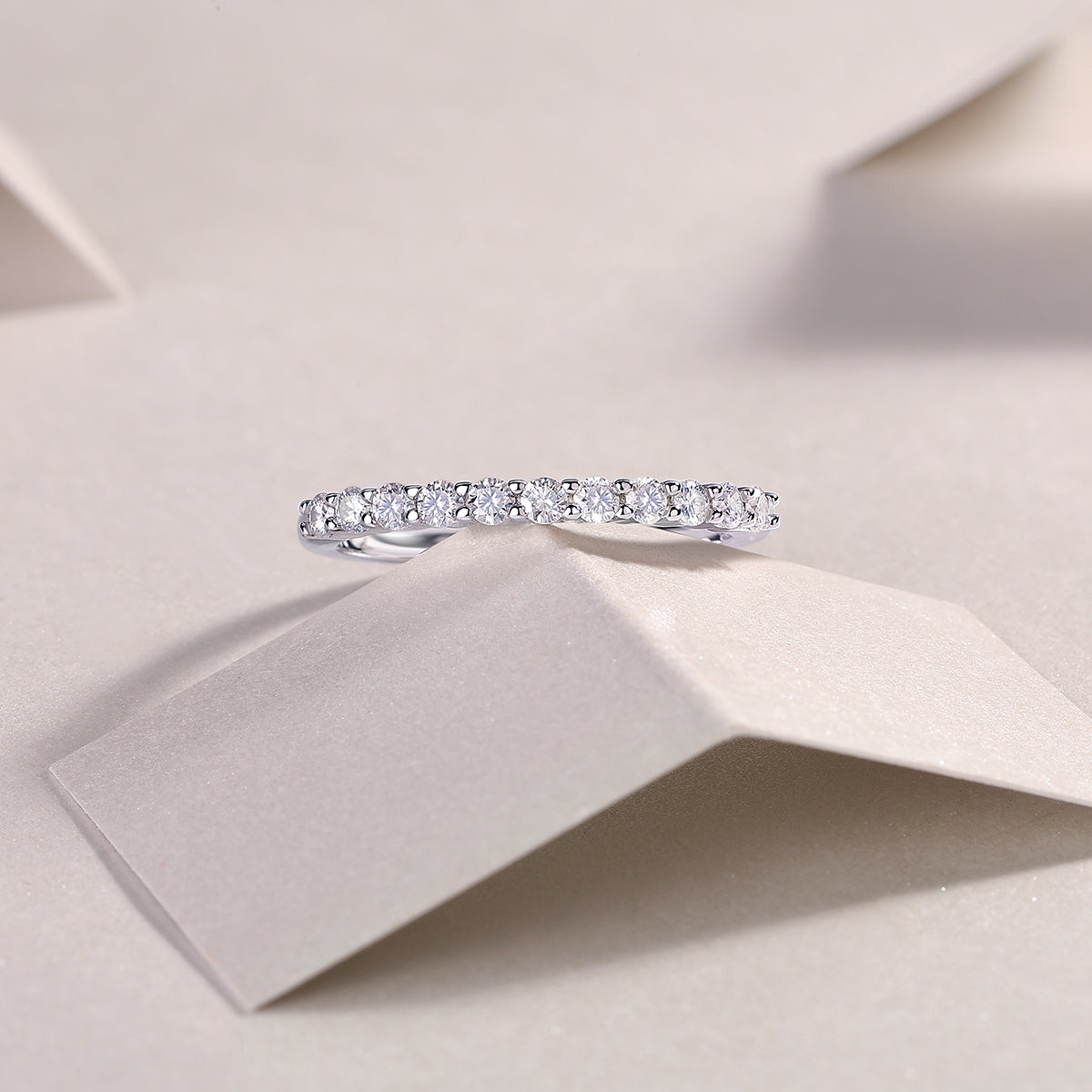 Élégance Infinie Moissanite Band