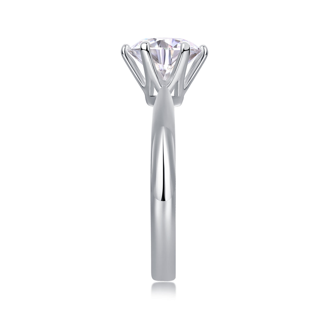 Éclat Solitaire Moissanite Ring