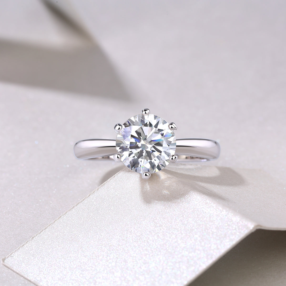 Éclat Solitaire Moissanite Ring