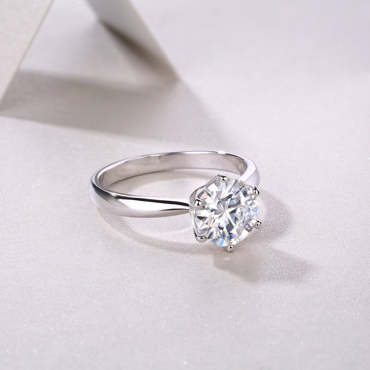 Éclat Solitaire Moissanite Ring