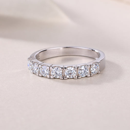 Célébration Éternelle Moissanite Band