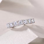Load image into Gallery viewer, Célébration Éternelle Moissanite Band
