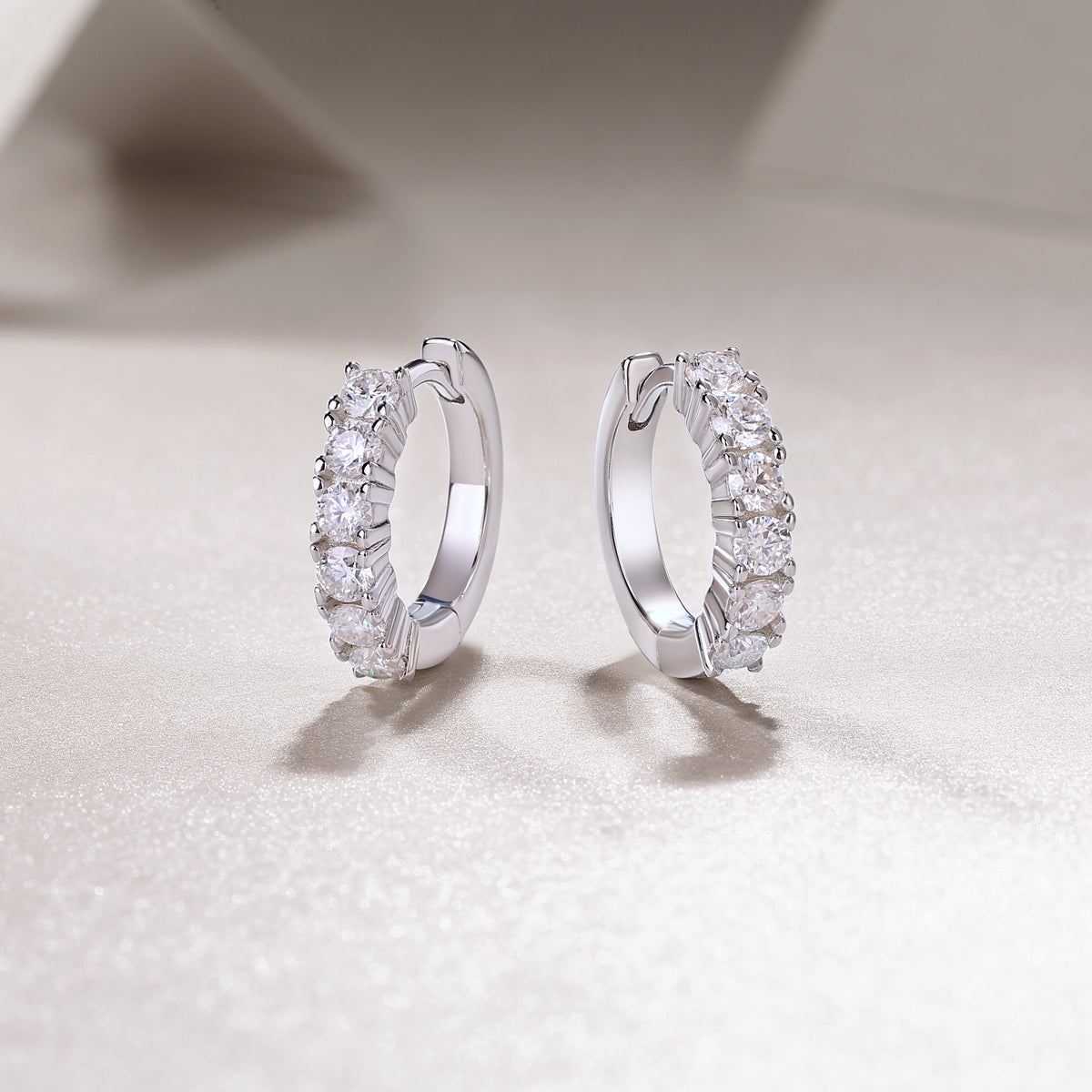 Éternelle Brillance Huggie Moissanite Earrings