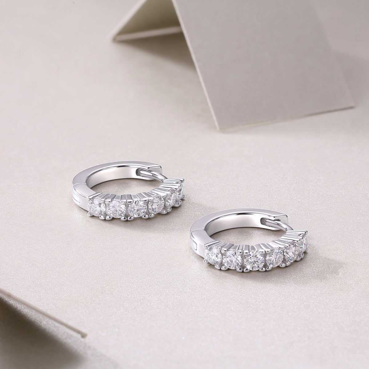 Éternelle Brillance Huggie Moissanite Earrings