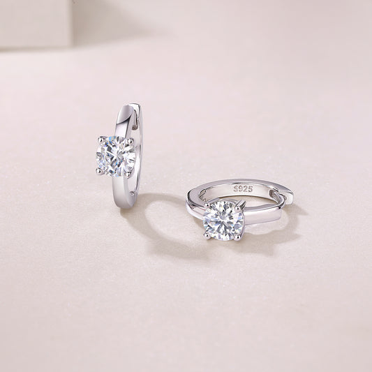 Éclat Solitaire Moissanite Huggie Earrings