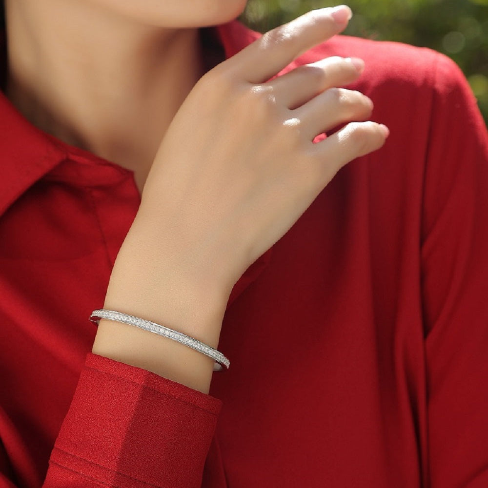 Signature Pavé Moissanite Bangle