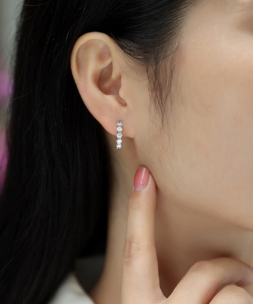 Lumière Éternelle Moissanite Huggie Earrings