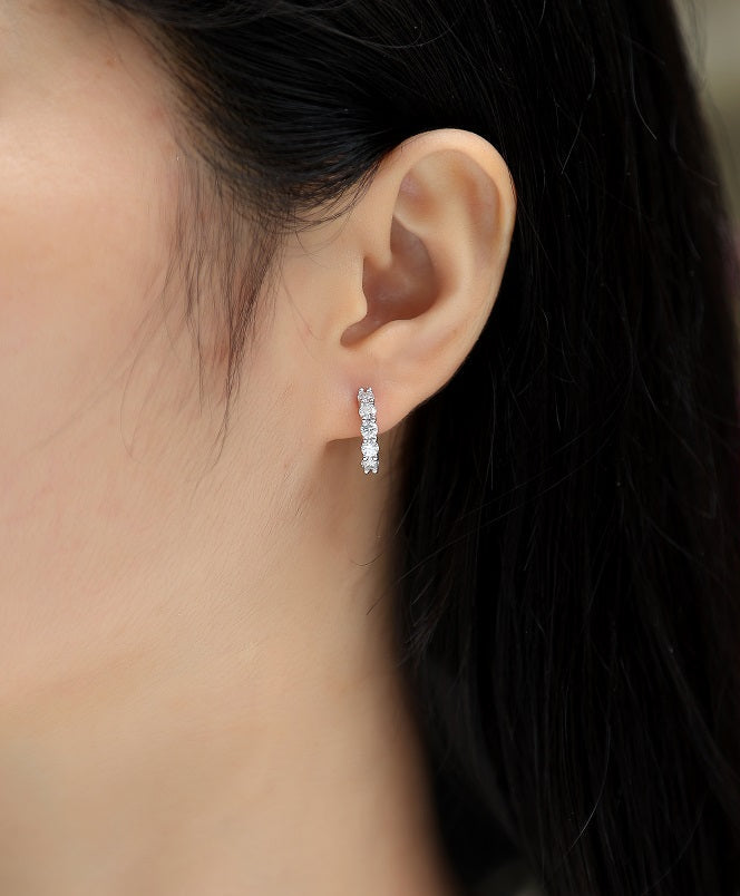 Lumière Éternelle Moissanite Huggie Earrings