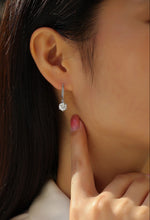 Load image into Gallery viewer, Close-up of a person wearing Pendule Eclat Moissanite Earrings
