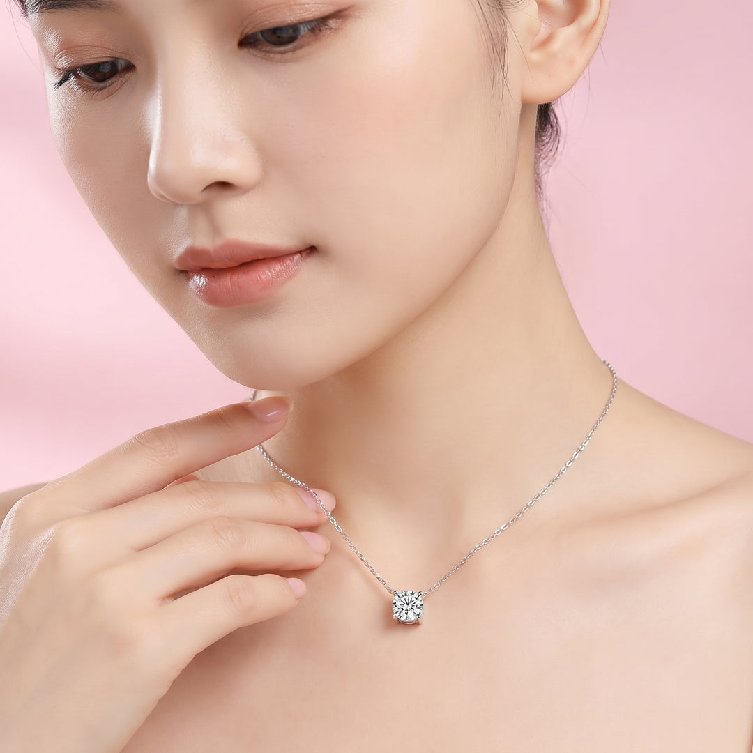 Éclat Essentiel Moissanite Necklace