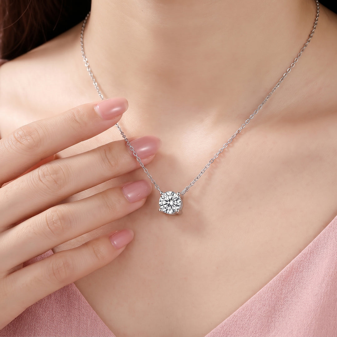 Éclat Essentiel Moissanite Necklace
