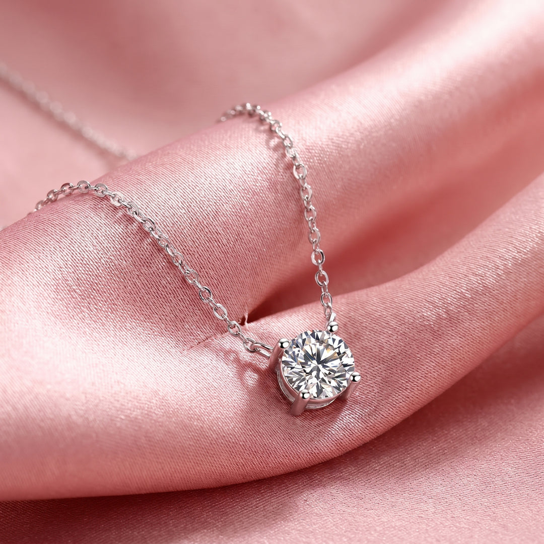 Éclat Essentiel Moissanite Necklace