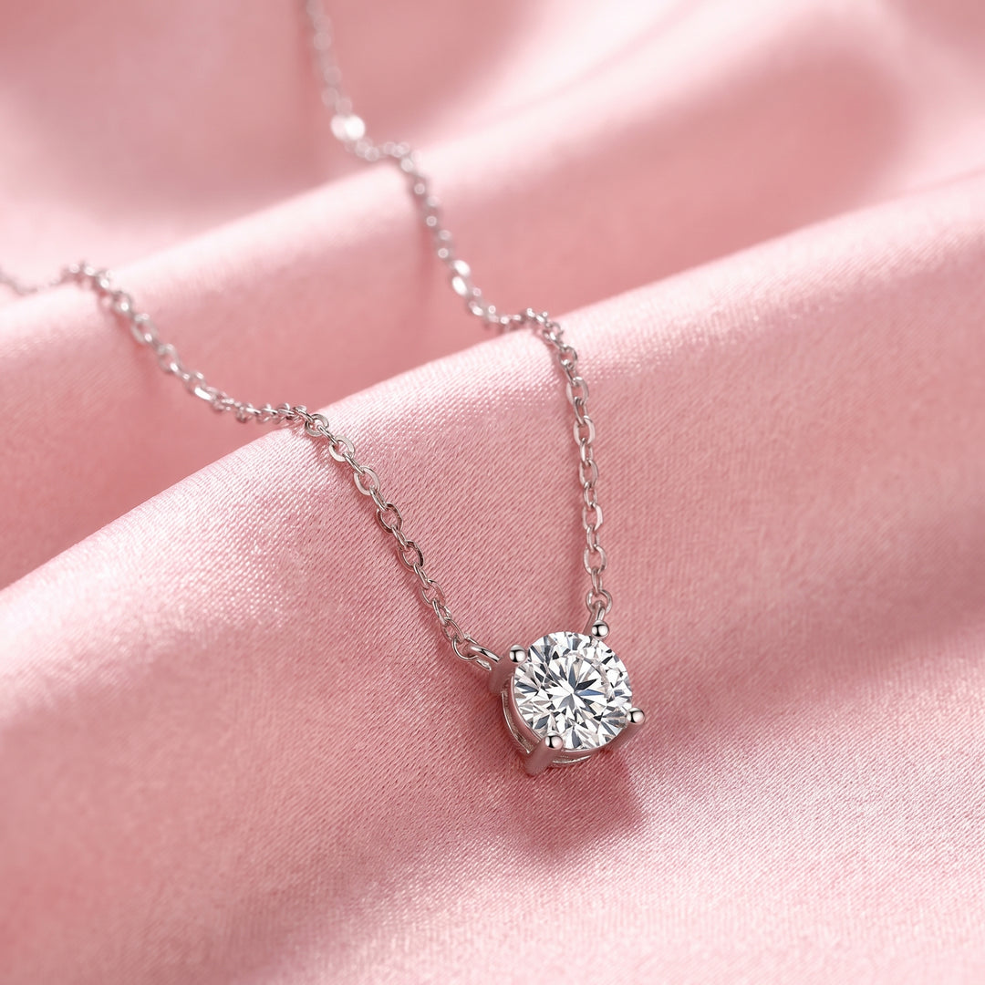 Éclat Essentiel Moissanite Necklace