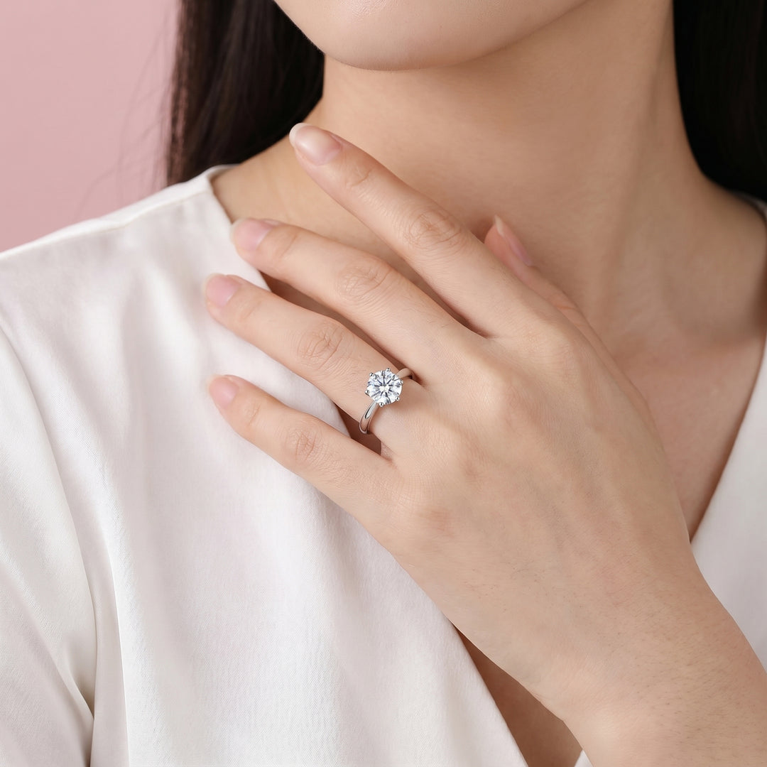 Éclat Solitaire Moissanite Ring