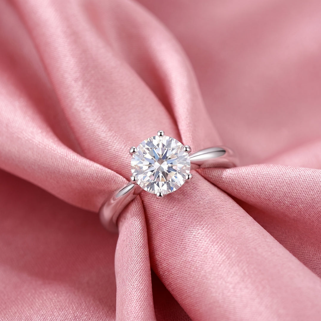 Éclat Solitaire Moissanite Ring