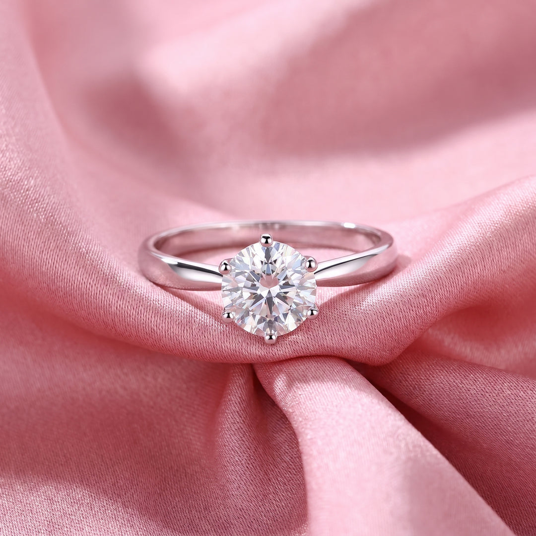 Éclat Solitaire Moissanite Ring